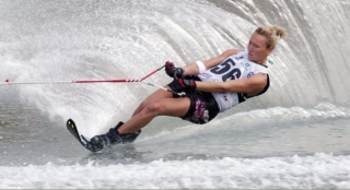 Waterskiing with one ski